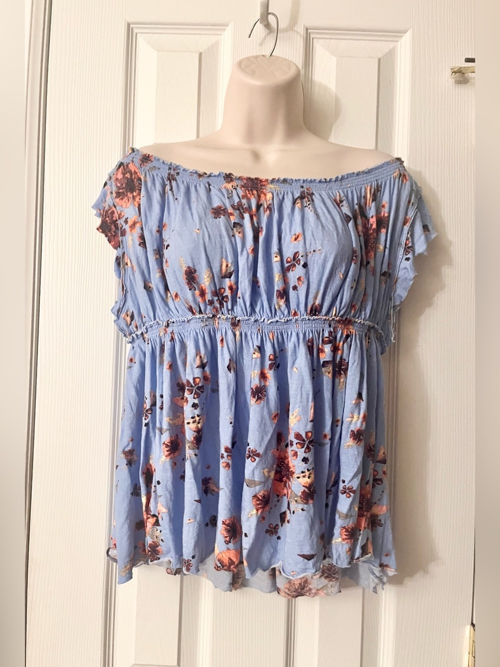 FREE PEOPLE -Size Large - Blue Floral - On or Off the Shoulder
Blouse - Babydoll